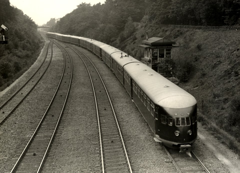 HUA-160574-Afbeelding van drie gekoppelde diesel-electrische treinstellen DE 3 (serie 11-50, voorop nr. 32) van de N.S. te Baarn