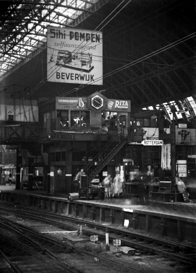 HUA-160594-Gezicht op het seinhuis post A op het 2e perron van het NS station Amsterdam CS te Amsterdam