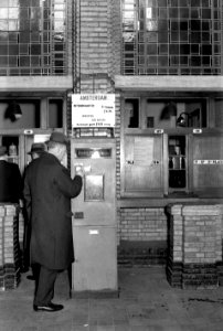 HUA-152533-Afbeelding van een plaatskaartenautomaat in de hal van het N.S.-station Naarden-Bussum te Bussum