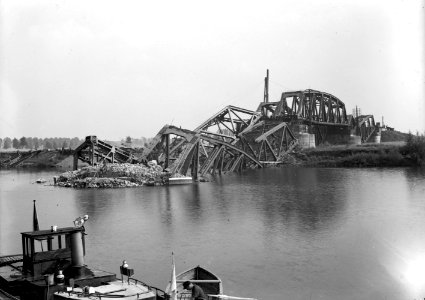 HUA-152640-Gezicht op de vernielde spoorbrug te Buggenum