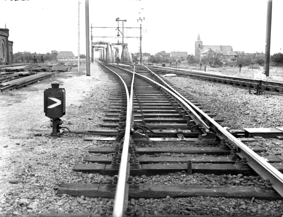 HUA-160608-Afbeelding van het wissel (met wissellantaarn) aan de zuidzijde van de spoorbrug over de Linge te Geldermalsen