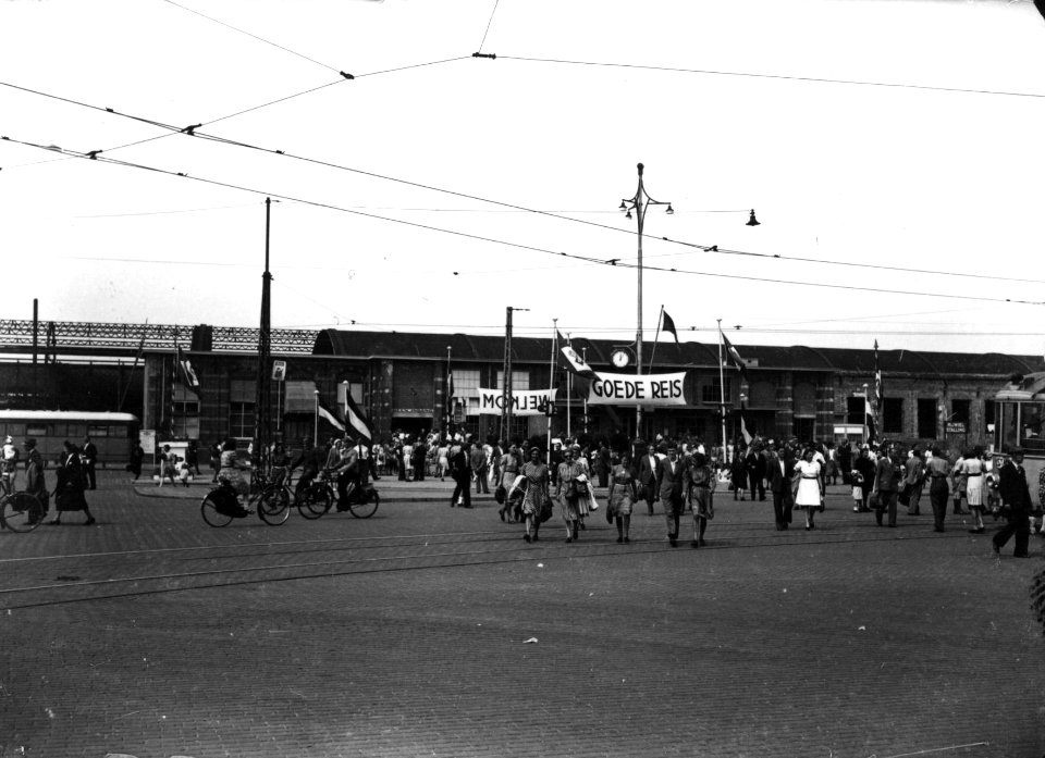 HUA-160622-Gezicht op het Stationsplein te Nijmegen, met op de achtergrond het provisorisch van oorlogsschade herstelde N.S.-station Nijmegen
