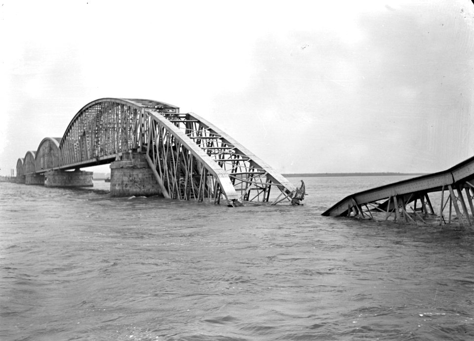 HUA-152648-Gezicht op de vernielde spoorbrug over het Hollands Diep bij Moerdijk