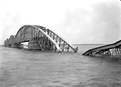 HUA-152648-Gezicht op de vernielde spoorbrug over het Hollands Diep bij Moerdijk