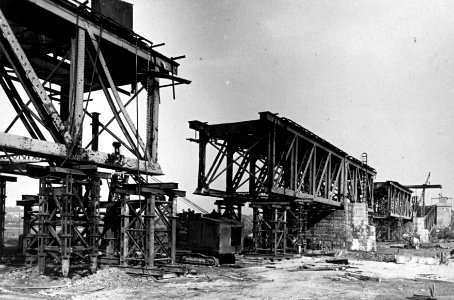HUA-152652-Gezicht op de vernielde spoorbrug te Oosterbeek