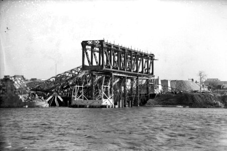 HUA-152656-Gezicht op de vernielde spoorbrug te Venlo