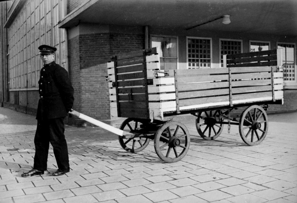 HUA-160633-Afbeelding van een beambte van de P.T.T. met een postkar bij het Stationspostkantoor (Laan van Puntenburg 5) te Utrecht