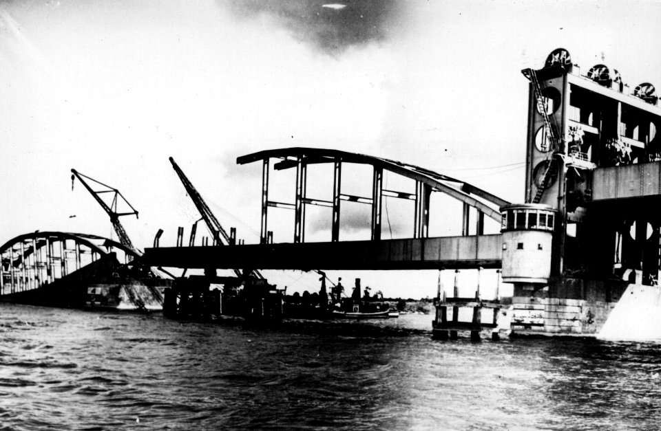 HUA-152668-Gezicht op de vernielde spoorbrug te Zwolle