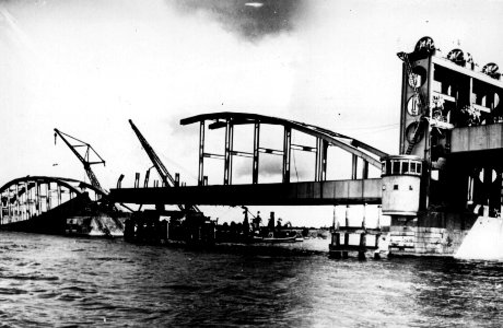 HUA-152668-Gezicht op de vernielde spoorbrug te Zwolle