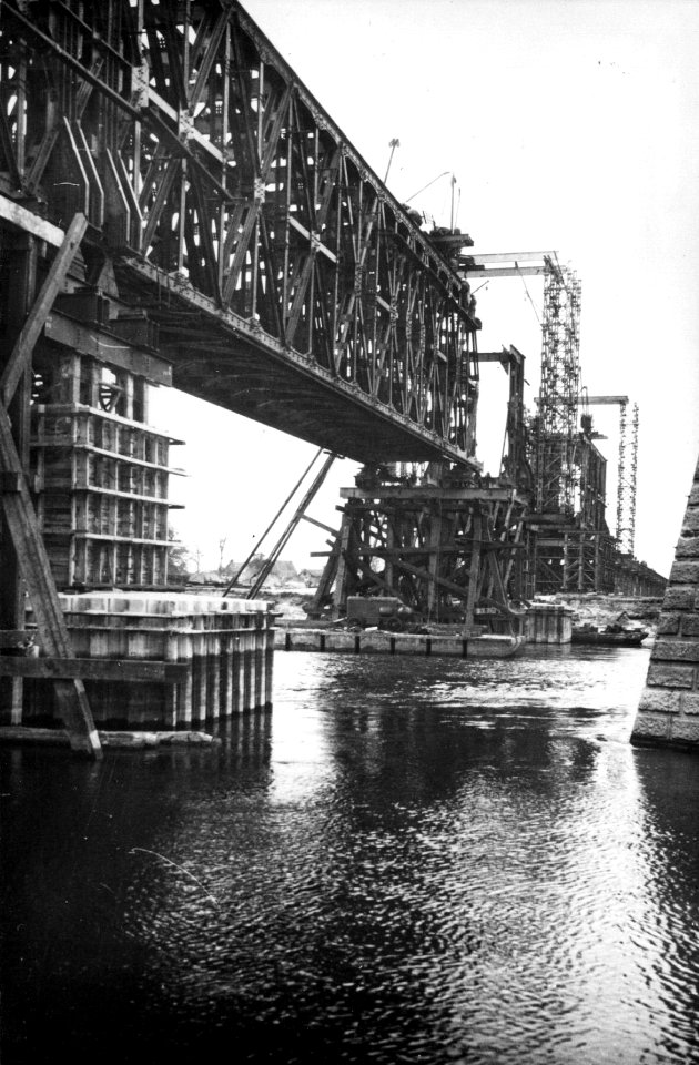 HUA-152674-Gezicht op de wederopbouw van de spoorbrug over de IJssel te Deventer