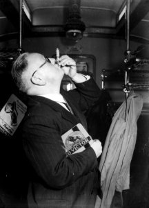HUA-160652-Afbeelding van een sigaren rokende man in een treincoupé (publiciteitsfoto)