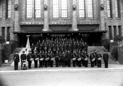 HUA-160656-Afbeelding van het harmonieorkest van de NS op de trap van het 3e Administratiegebouw van de Nederlandse Spoorwegen HGB III Moreelsepark te Utrecht