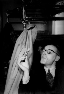 HUA-160654-Afbeelding van een sigaren rokende man in een treincoupé publiciteitsfoto 