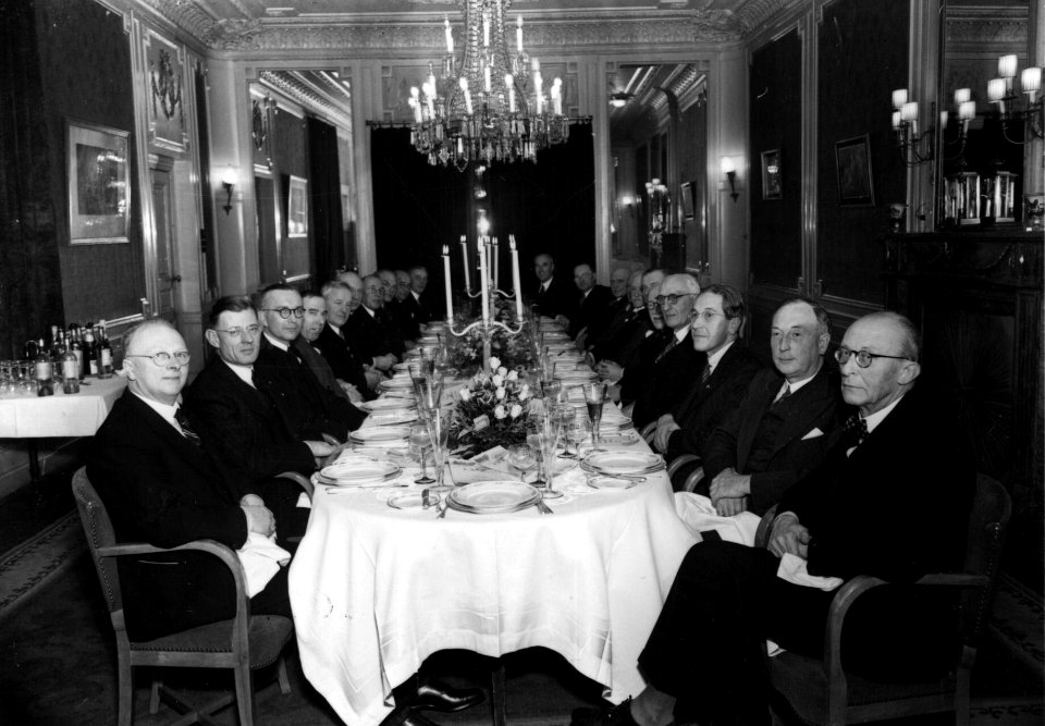 HUA-160664-Afbeelding van de leden van de directieraad en andere functionarissen van de Nederlandse Spoorwegen in Huize Molenaar (Korte Nieuwstraat 6) te Utrecht, tijdens een diner ter gelegenheid van het afsche