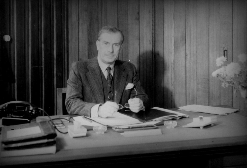 HUA-160658-Portret van dr ir F Q den Hollander president directeur van de NS van 1947 tot 1958