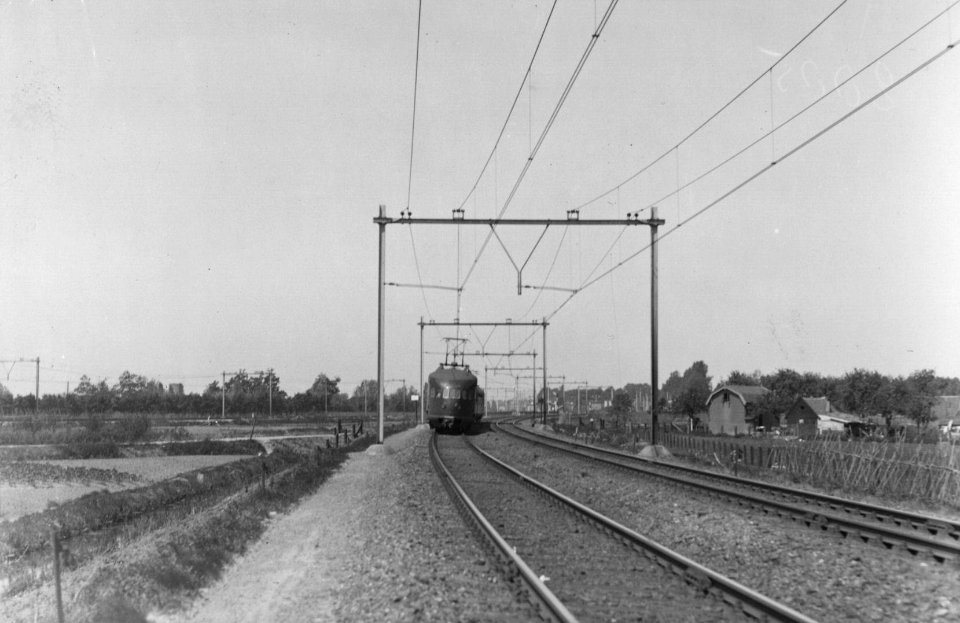 HUA-150357-Afbeelding van een electrisch treinstel mat. 1936 van de N.S. ten zuiden van Breukelen. Links de spoorlijn Breukelen-Harmelen Aansluiting