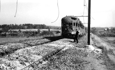 HUA-160672-Afbeelding van tijdens (en na) de oorlog zwaarbeschadigde diesel-electrische treinstellen van de N.S. ter hoogte van Oosterbeek Laag
