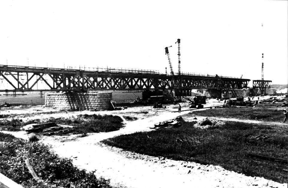 HUA-152718-Afbeelding van de werkzaamheden ten behoeve van het herstel van de tijdens de oorlog vernielde spoorbrug over de IJssel te Westervoort