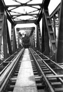 HUA-160676-Afbeelding van een stoomlocomotief op de (herstelde) spoorbrug over de Maas te Hedel