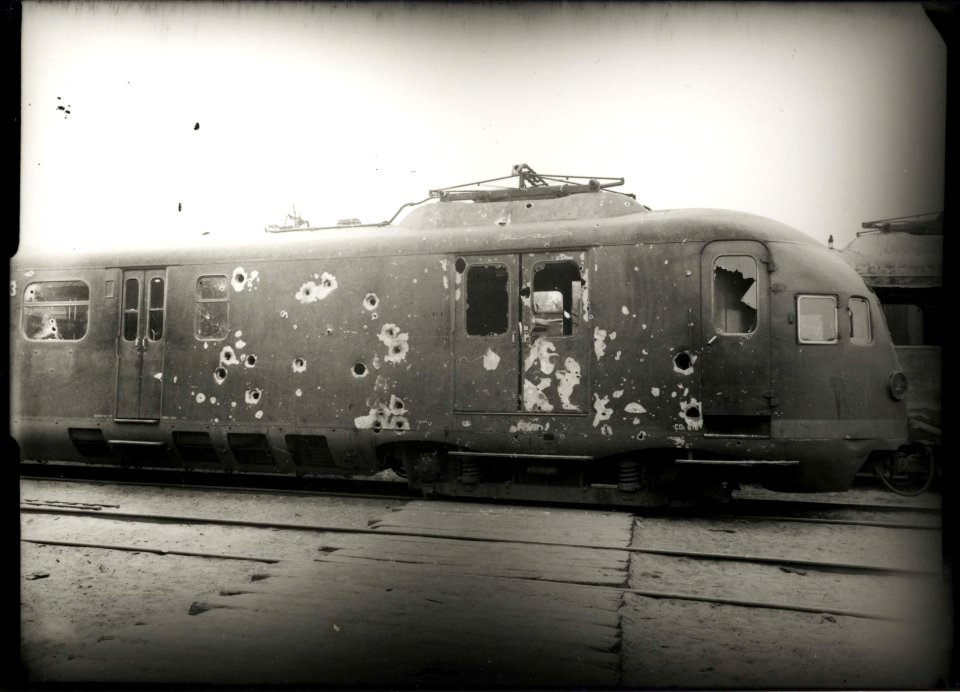 HUA-160670-Afbeelding van het tijdens de oorlog beschoten koprijtuig CDk van het electrische treinstel nr. 616 (mat. 1936) van de N.S
