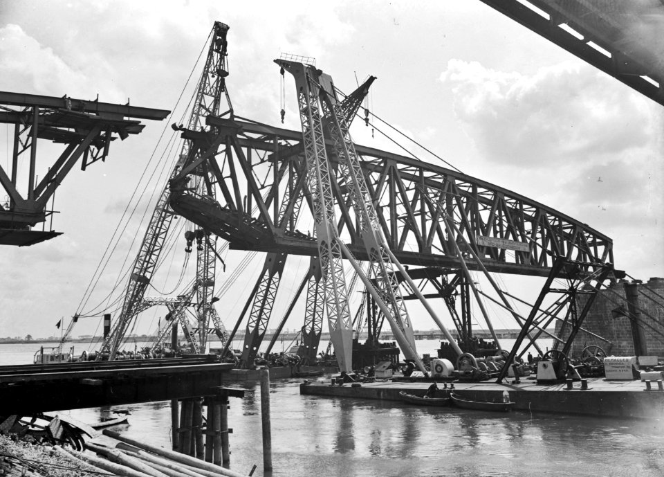 HUA-152723-Gezicht op het plaatsen van een gedeelte van de spoorbrug te Zaltbommel
