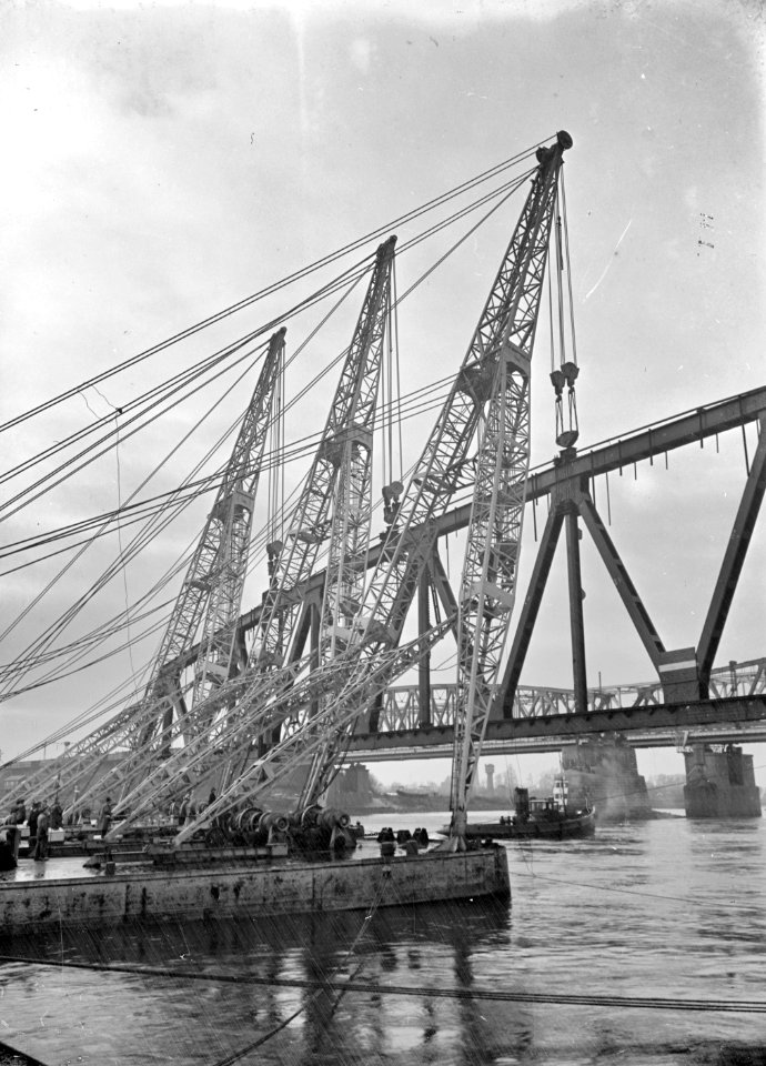HUA-152727-Gezicht op het plaatsen van een gedeelte van de spoorbrug over de Waal te Zaltbommel