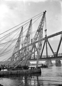 HUA-152727-Gezicht op het plaatsen van een gedeelte van de spoorbrug over de Waal te Zaltbommel