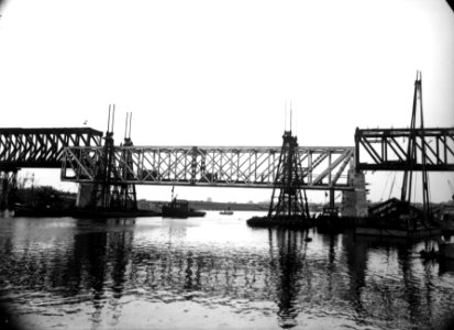 HUA-160684-Gezicht op de in herstelling zijnde spoorbrug over de Maas bij Venlo