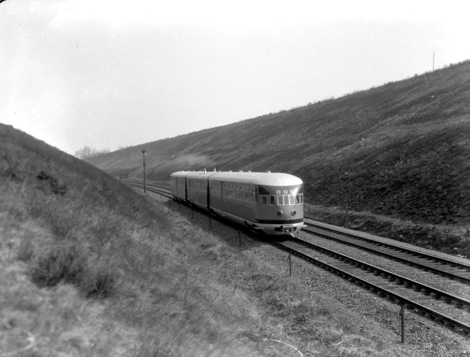 HUA-151180-Afbeelding van een diesel-electrisch treinstel DE 3 (serie 11-50) van de N.S. in de ingraving ter hoogte van Oosterbeek