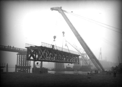HUA-160678-Gezicht op de in herstelling zijnde spoorbrug over de Rijn bij Oosterbeek