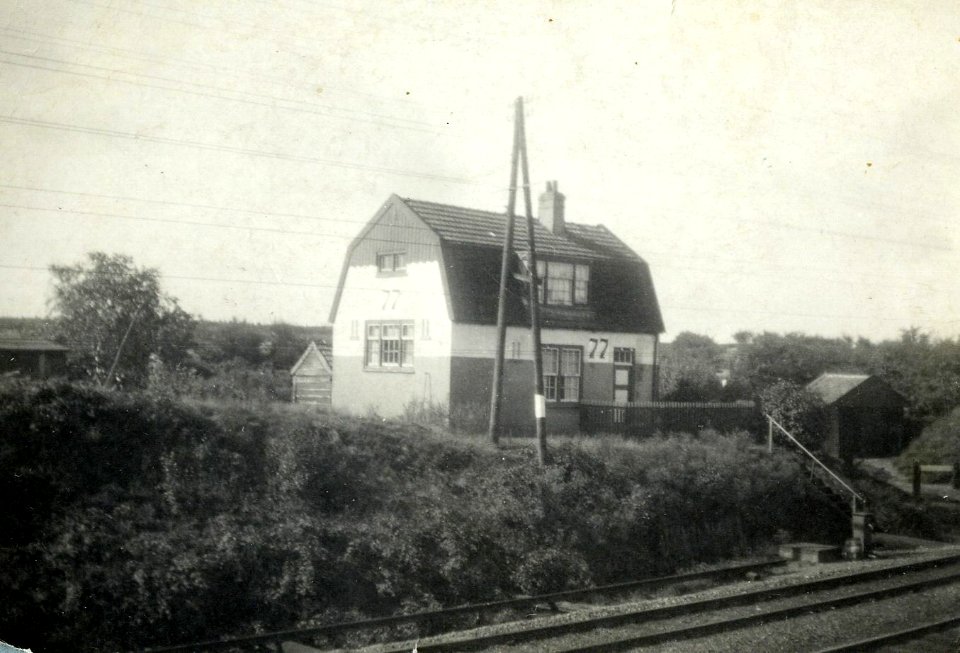 HUA-151290-Gezicht op de wachterswoning wachtpost nr 77 van de NS bij de spoorwegovergang aan de Asselseweg langs de spoorlijn tussen Assel en Apeldoorn km 813 