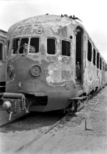 HUA-152743-Afbeelding van het electrische treinstel nr. 623 (mat. 1936) van de N.S. met oorlogsschade te Arnhem