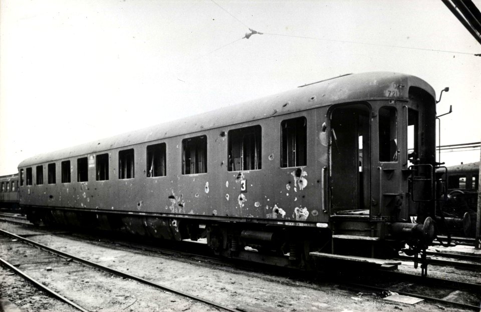 HUA-152748-Afbeelding van het tijdens oorlogshandelingen beschoten rijtuig C 7217 (serie 7211-7222) van de N.S