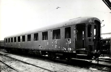 HUA-152748-Afbeelding van het tijdens oorlogshandelingen beschoten rijtuig C 7217 (serie 7211-7222) van de N.S