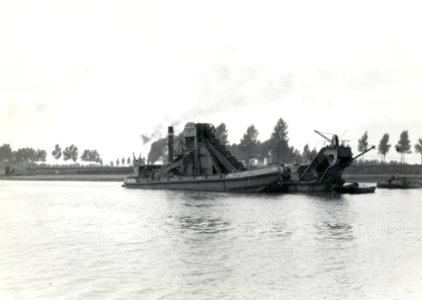 HUA-163192-Afbeelding van een baggerschuit van de NS in de Maas bij de grinderij Linne te Linne