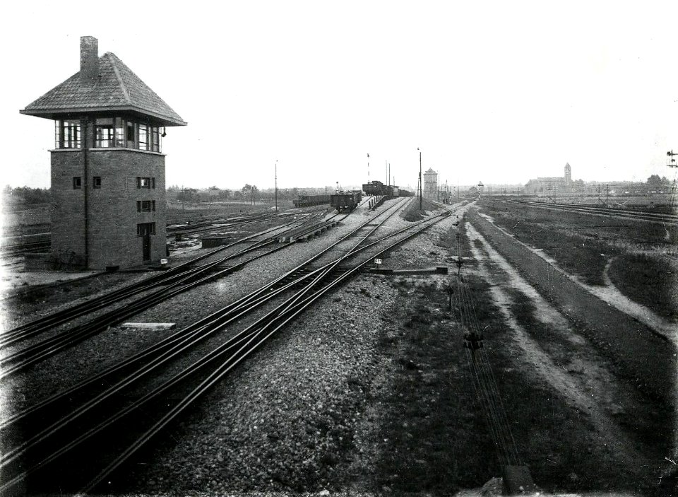 HUA-163196-Gezicht op het rangeerterrein te Susteren