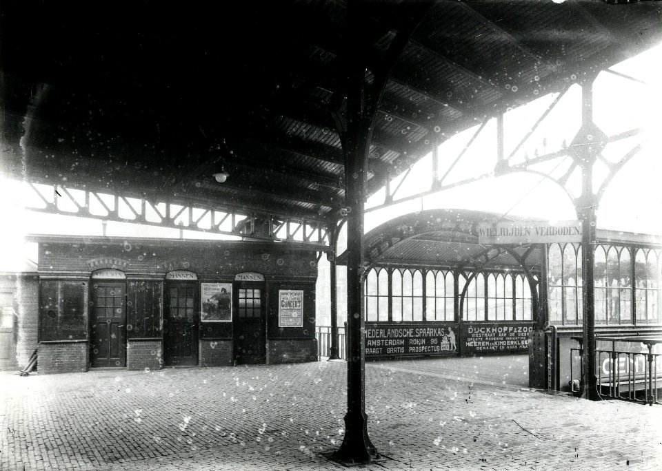 HUA-163194-Gezicht op de uitgang van het Buurtstation te Utrecht, met links het retiradegebouw