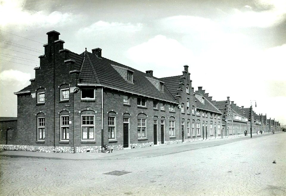 HUA-163201-Gezicht op de voor N.S.-personeel gebouwde huizen van woningbouwvereniging Eigen Haard aan de Frankenstraat te Maastricht. N.B. De woningen zijn rond 1982 afgebroken