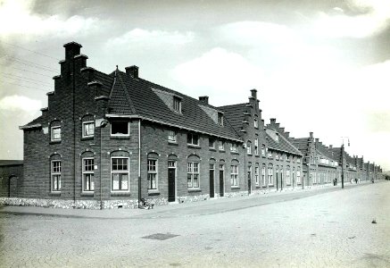 HUA-163201-Gezicht op de voor N.S.-personeel gebouwde huizen van woningbouwvereniging Eigen Haard aan de Frankenstraat te Maastricht. N.B. De woningen zijn rond 1982 afgebroken