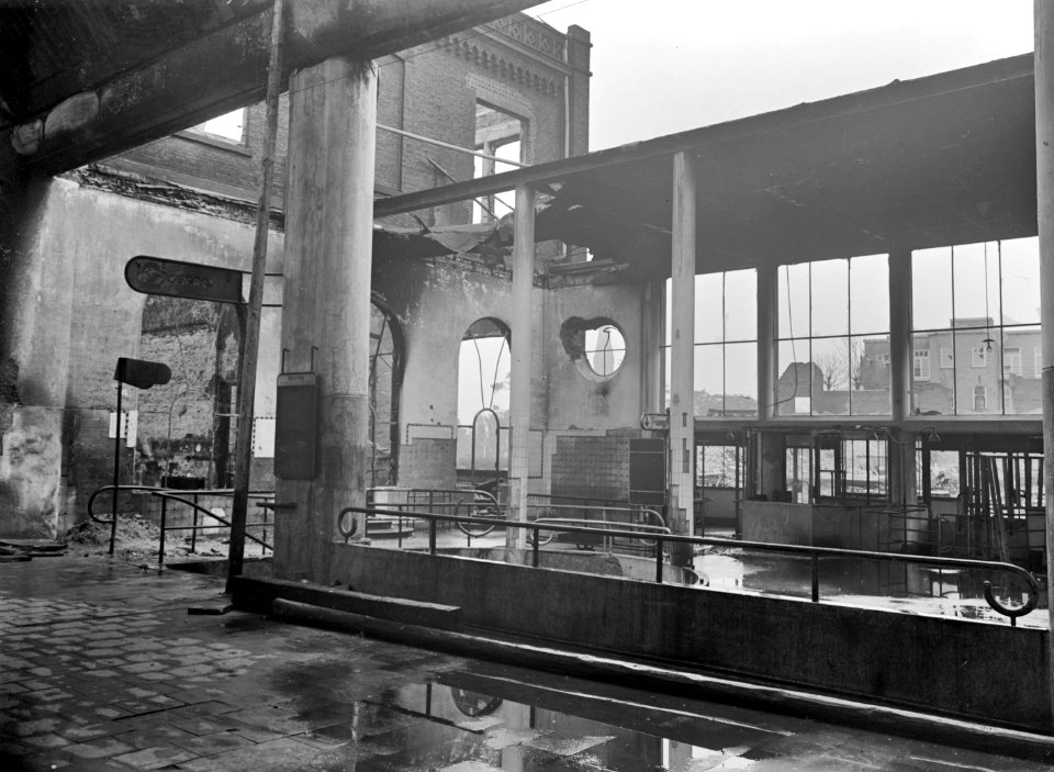 HUA-152766-Interieur van de hal van het door oorlogshandelingen vernielde NS station Arnhem te Arnhem