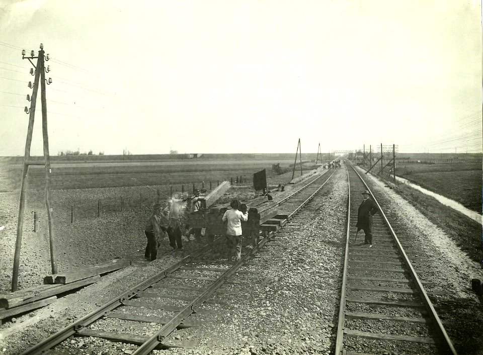 HUA-163198-Afbeelding van een groepje baanwerkers tijdens vernieuwingswerkzaamheden aan de spoorlijn Den Haag Gouda ter hoogte van Nootdorp