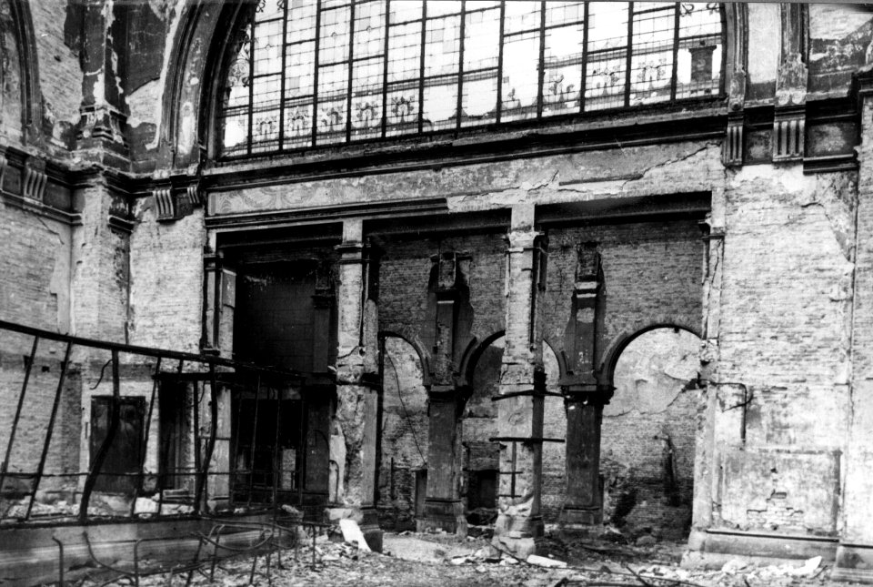 HUA-152770-Interieur van de hal van het door oorlogshandelingen vernielde NS station Den Bosch te s Hertogenbosch