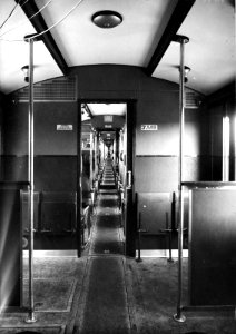 HUA-163204-Interieur van electrisch treinstel mat 1940 van de NS óf een diesel electrisch treinstel DE 5 serie 51 68 van de NS balkon
