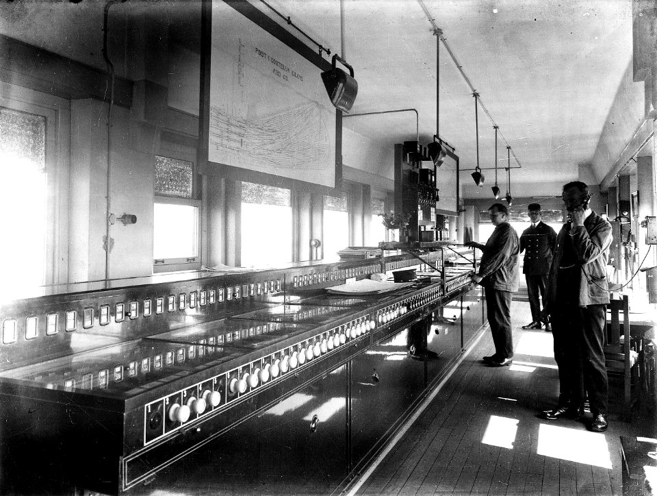 HUA-163211-Interieur van het seinhuis Post I aan de oostzijde van het N.S.-station Amsterdam C.S. te Amsterdam