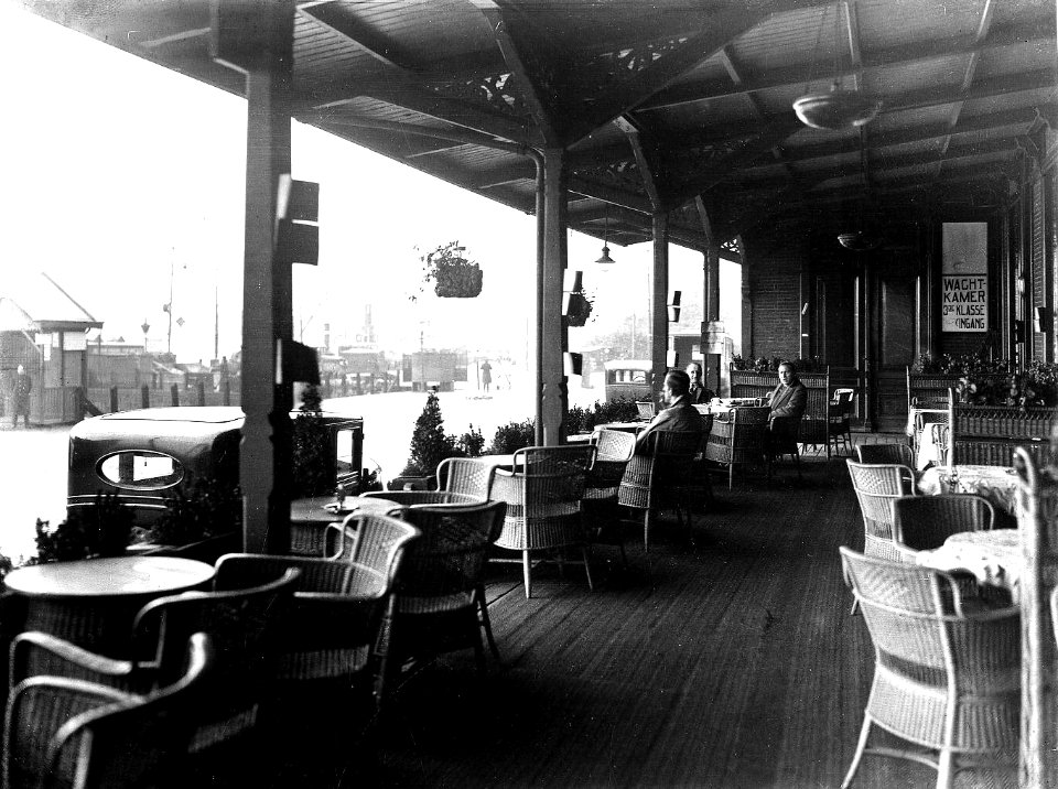 HUA-163236-Gezicht op het terras van de stationsrestauratie van het N.S.-station Rotterdam Maas te Rotterdam