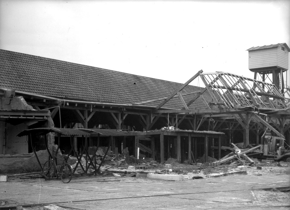 HUA-152807-Afbeelding van een gedeelte van de werkplaats van de N.S. te Amersfoort met oorlogsschade
