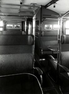 HUA-163238-Interieur van een electrisch treinstel mat. 1940 van de N.S. (nrs. 801-825)- compartiment 3e klasse in de restauratie, met kelnersafdeling, luidspreker en verduisteringslampjes in verband met de oorlo