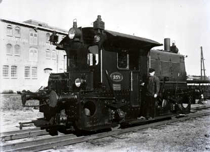 HUA-151592-Afbeelding van de locomotor nr. 259 (serie200-300) van de N.S. te Bilthoven, met op de achtergrond het gebouw van de Coöperatieve Landbouwvereniging en Graanmaalderij De Bilt en Omstreken. N.B. De ra