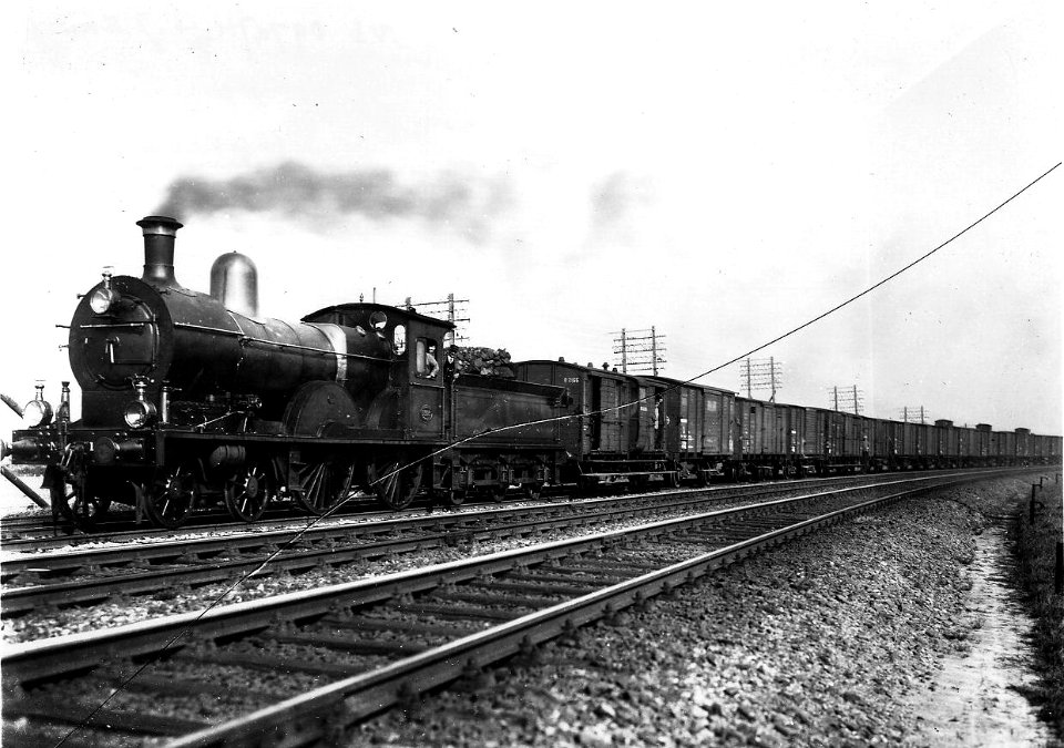 HUA-163243-Afbeelding van de stoomlocomotief nr. 1505 (serie 1500) van de N.S. met een goederentrein te Harderwijk