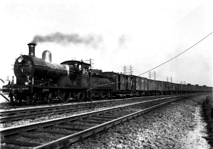 HUA-163243-Afbeelding van de stoomlocomotief nr. 1505 (serie 1500) van de N.S. met een goederentrein te Harderwijk
